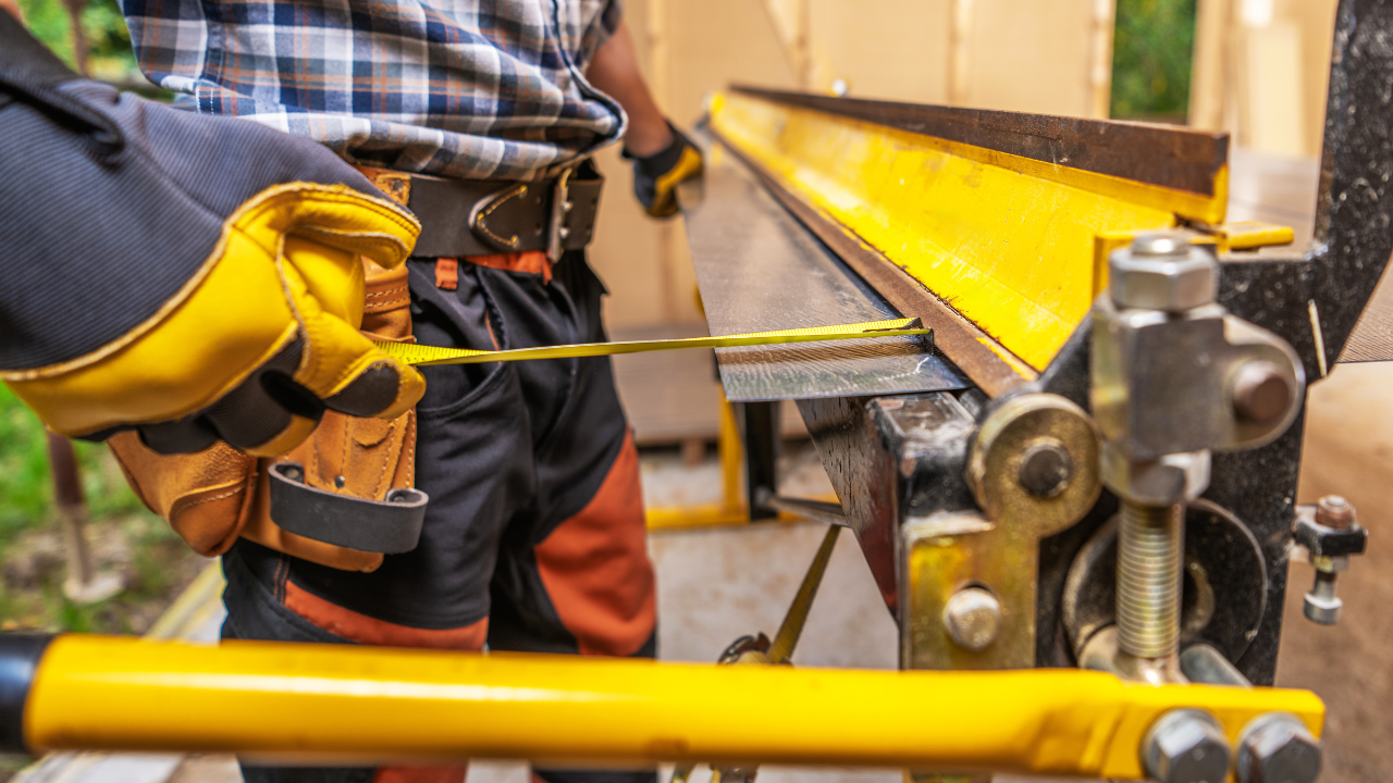 Гибка металла на листогибочном прессе